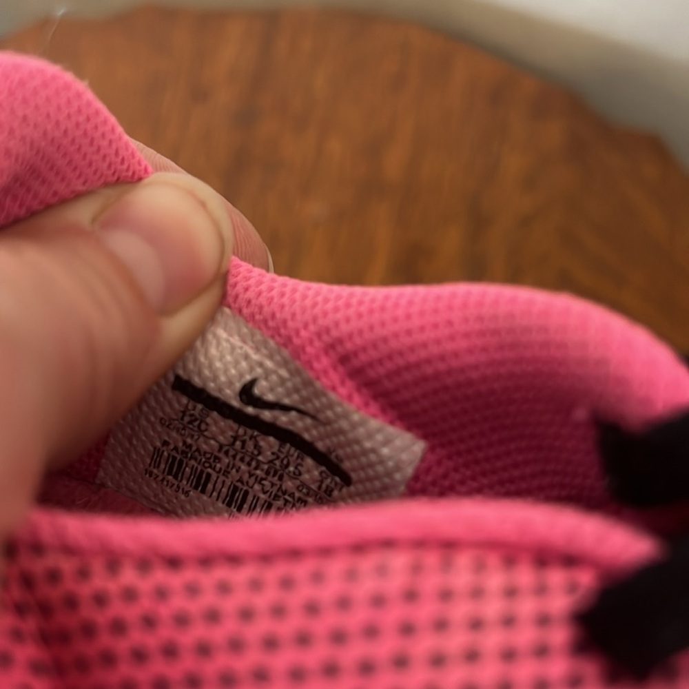 Nike pink soccer shoes - Picture 3 of 3